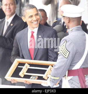 Präsident Barack Obama hielt den Abschluss in West Point, New York, am 22. Mai für die Class of 2010. Klassensprecher und neu in Auftrag gegebene 2nd Lt. Arron Conley, von Compton, Kalifornien, präsentiert der Oberbefehlshaber des Heeres mit einem Gedenk Säbel des Jahrgangs 2010. Bildnachweis: Eric S. Bartelt, West Point Public Affairs.  West Point-Klasse des Jahres 2010 feiert Wahrzeichen Leistungen /-news/2010/05/22/39648-west-point-class-of-2010-celebrates-landmark-accomplishments/ Stockfoto