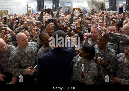 Präsident Barack Obama schüttelt Hände mit Hunderten von US-Truppen während seiner 7. April 2009, Besuch in Camp Victory, Irak. "Sie haben brillant in jeder Mission, die euch gegeben wurden, durchgeführt. Sie machen nur Ihren Job zu konzentrieren gehalten habe,"sagte Obama die Truppen. Stockfoto