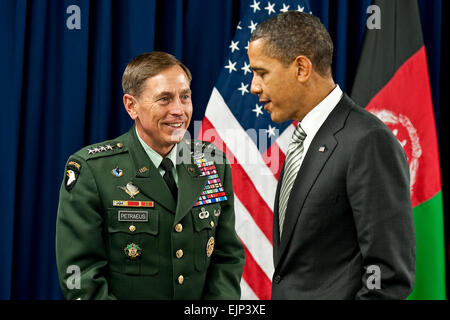 Der Präsident der Vereinigten Staaten Barack Obama und General David Petraeus, Kommandeur der International Security Assistance Forces und NATO-Truppen in Afghanistan, treffen auf dem NATO-Gipfel in Lissabon, Portugal, 20 November. Stockfoto