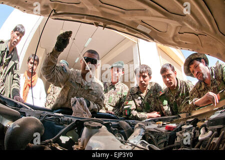 SPC. Louis Morales, ein Mechaniker mit der 307th Brigade Support Battalion, 1st Brigade Combat Team, 82nd Airborne Division, erläutert an die afghanische Nationalarmee Fahrer richtig gelesen ein Messstab während der vorbeugenden Wartung training 26. April 2012, bei nach vorne Operating Base Arian, Provinz Ghazni, Afghanistan. Morales und Kollegen Fallschirmjäger eingesetzt um Ghazni Provinz im März. Stockfoto