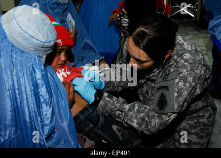 Sgt. Heather Blake, der dient als Sanitäter mit kombiniert Joint Special Operations Task Force – Afghanistan, hört den Herzschlag eines kleinen Jungen in der kostenlosen Klinik in Bagram Airfield Koreanisch Krankenhaus Jan. 29. Die Veranstaltung umfasste medizinisches Personal aus Afghanistan, Korea, Vereinigte Arabische Emirate, US-Armee und Armee-Reserve und US Navy, die mehr als 200 Patienten behandelt.  Sgt. Katryn McCalment Stockfoto