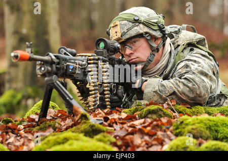 Ein US-Soldat, zugewiesen, 2. Bataillon, 503. Infanterieregiment, 173. Infantry Brigade Combat Team in der Luft, deckt während der Übung "Kombiniert zu beheben" bei der 7. Armee gemeinsame multinationale Ausbildung des Befehls Truppenübungsplatz Hohenfels, 15. November 2013. Die 7. Armee JMTC ist der größte Training Befehl außerhalb der kontinentalen Vereinigten Staaten, die realistisch und relevante Ausbildung Gemeinschaftsdienst, NATO, US Army, Alliierten und multinationalen Einheiten und einen regelmäßigen Treffpunkt für einige der größten Trainingsübungen für amerikanische und europäische Kräfte.  Visuelle Informationen Spezialist Markus Rauch Stockfoto