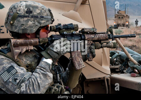 US Armee Sgt. James T. Schmidt, eine Infanterie-Squad-Leader aus Decatur, Illinois, zugewiesenen Unternehmen C, 2nd Battalion, 327th Infanterie-Regiment, Task Force No Slack, zieht Sicherheit während auf Patrouille in der Provinz Kunar Ost-Afghanistan, November 4. An seinem rechten Handgelenk trägt Schmidt eine Denkmal-Armband für seine neun gefallenen Kameraden aus seinem vorherigen Zug-Einsatz in Afghanistan.  US Army Staff Sgt Mark Burrell, 210. Mobile Public-Affairs-Abteilung Stockfoto