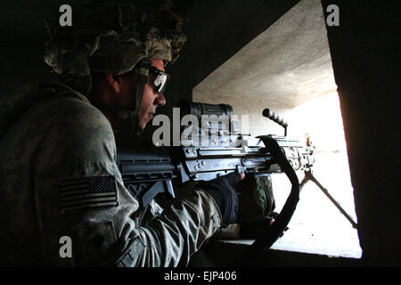 SPC. Michael C. Truitt, von Delmar, Delaware, Kader automatische Waffe Kanonier zugewiesen Firma A, 1. Bataillon, 32. Infanterie-Regiment, Task Force Chosin sorgt für Sicherheit während seiner Einheit eine Aufklärungs-Patrouille im Marawara Bezirk führt, Provinz Kunar, Afghanistan, Dez. 2. Während der Patrouille besucht Truitt Einheit ein Stadtteilzentrum im Bau, wo Truitt seine Position in einem Wachturm errichtet, um das Zentrum zu schützen etablieren konnte. : Eugene H. Spc. Cushing. Stockfoto