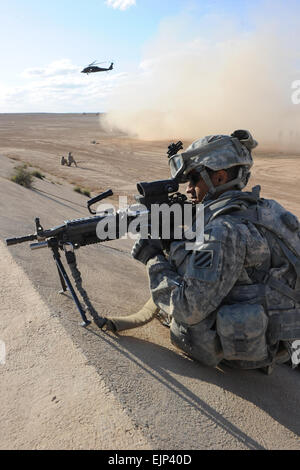 US-Armee Pfc. Franklin Delacruz bietet Sicherheit für eine Luft medizinische Evakuierung bei Al Asad Airbase, Irak, am 11. März 2011.  Delacruz zugeordnet ist Alpha Company, 3. Bataillon, 7. Infanterie-Regiment, 4. beraten und unterstützen Brigade, 3. Infanterie-Division.  Soldaten der 4. beraten und unterstützen Brigade mit Hilfe von Soldaten, die Charlie Kompanie, 3. Bataillon, 126. Aviation Regiment, Massachusetts National Guard zugewiesen teilgenommen in der Unfall-Evakuierung-Ausbildung.   SPC. Gary Silverman, US-Armee.  Veröffentlicht Stockfoto