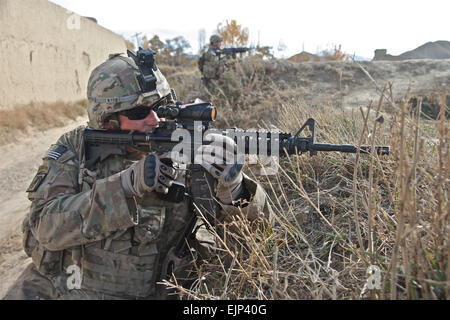 US Army Staff Sgt Greg Byce links und Spc. Sean Dobson sorgen für Sicherheit auf einem Damm am Khoshi Tal, Provinz Logar, Afghanistan, am 17. November 2011.   SPC. Austin Berner, US-Armee. Stockfoto