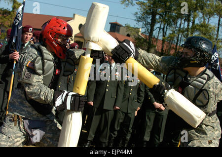 Amsterdam, New York, Native, Sgt. Todd Chrzanowski, Firma A und Ashton, PA., Native, Pfc. Christopher Jurgill, Co. C; sowohl vom 1. Bataillon, 325. Airborne Infanterie-Regiment, 2nd Brigade Combat Team, 82nd Airborne Division Pugil Stock kämpfen während des Bataillons-weiten Ende des 6. Februar Woche Bildung. Jedes Unternehmen im Bataillon hatte einen Vertreter, die in das Turnier ausgetragen die Spiele waren um zu helfen, ändern Sie die gewöhnliche Bildung ebenso wie die Fallschirmjäger mit dem Krieger Geist zu motivieren. Stockfoto