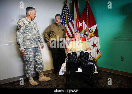 General George W. Casey Jr., Stabschef der Armee stellte ein lila Herz Spc. Brian K. Roberts, während eines Besuchs in JBLM am 11. Juni 2010. Casey überreichte die Auszeichnung für Wunden, die in Afghanistan bei Madigan Army Medical Center erhalten. Mitglieder des Spc. Roberts Familie waren anwesend. Roberts wurde beauftragt, Co. C, 4. Bataillon, 23. Infanterie, 5. Stryker Brigade, 2nd Infantry Division. Stockfoto