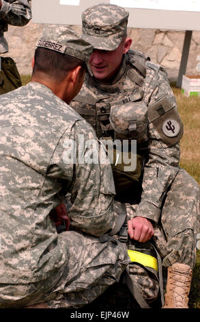 Staff Sgt Frank Gutierrez, zugewiesene 922nd Trailer Übergabepunkt, Gespräche mit Staff Sgt Travis W. Hill vom Freund, Neb., bevor er die städtischen Warfighting Orientierungskurs der US Army Reserve beste Krieger Wettbewerb 2009 beginnt.  Gutierrez war USARC besten Krieger Wettbewerb 2008 und in diesem Jahr als Gast-Blogger für den Wettbewerb. Der Wettbewerb brachte 28 Soldaten und Unteroffiziere von Guam nach New Hampshire Fort McCoy zu bestimmen, das Beste aus der Army Reserve. Die Armee-Reserve-Sieger treten dann in der Abteilung der Armee-compe Stockfoto