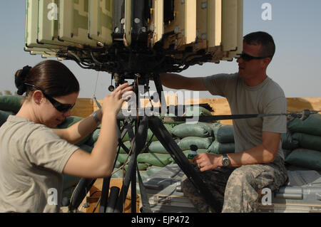 Führen Sie PFC. Alysha Gleason und Sgt Chad Ervin, beide Mitglieder der Counter-Rocket, Artillerie und Mörser Team, Echo Batterie, 4. Bataillon, 5. Luft-Verteidigung-Artillerie-Brigade, Wartungsarbeiten an einer Radarstation auf Forward Operating Base Delta im Südirak, Aug. 22. Stockfoto