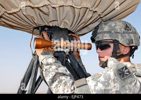 US-Armee Pfc. Dustin Clark kalibriert die Sehenswürdigkeiten auf einem Radarsystem auf Kontingenz Operating Base Basra, Irak, 28. Juni 2009. Clark und anderen Mitgliedern der Batterie E, 4. Bataillon, 5. Air Defense Artillerie-Regiment, von Fort Hood, Texas, erkennen Mörtel und Rakete Angriffe.  PFC. J. Princeville Lawrence Stockfoto