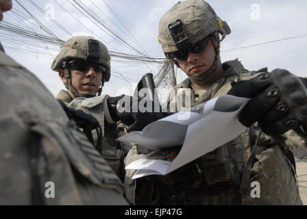 Sgt. 1. Klasse Thomas Yaudas, ein Zug-Sergeant aus Austin, Texas, und Staff Sgt Justin arbeitet, ein Squad-Leader aus Crossett, Arche, diskutieren mögliche Sicherheitsrisiken Jan. 28 während der Website-Sicherheitsbewertungen in der Abu T'shir Gemeinde des Bezirks Rashid in südlichen Bagdad abrufen. Die Soldaten der Truppe C, 1st Brigade Combat Team, 4. US-Infanteriedivision, Multi-National Division-Bagdad, erhöhte Sicherheitsoperationen arbeiten neben irakischen Sicherheitskräfte um sicherzustellen, dass die Provinzwahlen im Irak geplant für den 31. Januar ein Erfolg werden. Die Wahlen sind im Irak dritten demokratischen Wahlen seit der Stockfoto