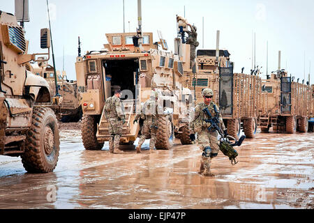 Staff Sgt Joshua Devoe und andere Fallschirmjäger mit der 82nd Airborne Division 1st Brigade Combat Team zurück von einer Patrouille im Regen, 20. April 2012, im afghanischen Ghazni Südprovinz.  Dieser Zug ist Teil des 2. Bataillons, 504th Parachute Infantry Regiment, basierend auf Forward Operating Base Arian.   Sgt. Michael J. MacLeod Stockfoto