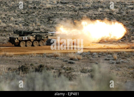 Rüstung Soldaten zugewiesen 3rd Stryker Brigade Combat Team, 2. US-Infanteriedivision, feuern ihre Main Gun Systeme MGS Stryker 105 mm Kanone während vielfältige scharfer Munition 28. März 2011, in Yakima Training Center, Washington Jede MGS-Mannschaft in der Pfeilspitze Brigade absolvierte die 1500 Meter schießen auf Ziele der verschiedenen Distanzen. Stockfoto