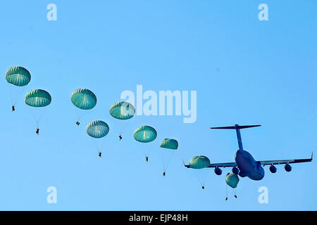 US Army Rangers mit dem Fallschirm aus einem US Luftwaffe c-17 Globemaster III während Ranger Rendezvous über Mönchsorden Drop-Zone in Fort Benning, Georgia, 3. August 2009. Mehr als 1.000 Rangers zugewiesen vier Ranger-Bataillone aus über dem Land nahmen an Masse taktischen Luft.   Senior Airman Jason Epley Masse springen, Befehl Änderung markieren Ranger Rendezvous /-news/2009/08/06/25556-mass-jump-command-change-highlight-ranger-rendezvous/ Ziel = Stockfoto