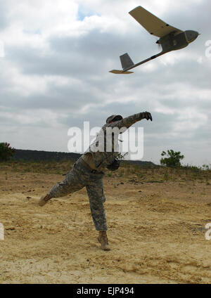 SPC. Ryan Dickinson, mehrere Launch Rocket Feuer Richtung Systemspezialist mit B Batterie, 2. Bataillon, 20. Feld-Artillerie-Regiment 41. Fires Brigade, wirft ein Rabe unbemannten zum 26 Juni in Fort Hood, Texas, starten. Soldaten aus der 41st Fires Brigade verbrachte zwei Wochen lernen, der wie die Rabe, Betrieb eine Hand gestartet ferngesteuerte Fahrzeug von der Armee verwendet. Stockfoto