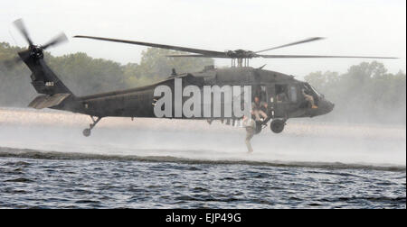 Mississippi Army National Guard Soldaten mit 2nd Battalion, 20. Special Forces Group in der Luft durchführen "Helo Kufen in den Ross Barnett Vorratsbehälter Sept. 13 hier. Die Soldaten üben Wasser Einfügungen, die Bereitschaft für Notfälle Stand und Missionen im Ausland zu erhöhen. US Army Staff Sgt Shane Hamann, 102d Mobile Public Affairs det, Frl. Army National Guard. Stockfoto