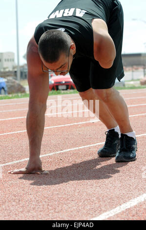 Pensionierte Armee Staff Sgt Michael Kacer, ein Hausmann und inspirierender Redner, bereitet sich auf Runden zu laufen, während der Track Praxis im McKibben körperliche Fitness-Center in Fort Carson, Co., am 25. April 2012. Kacer, gebürtig aus Throop, Pennsylvania, wurde verletzt in Afghanistan während der Operation Enduring Freedom im Jahr 2008 zu unterstützen. Kacer kämpfen in der Spur, Feld und Schwimmwettkämpfe in die Krieger Spiele 2012 ab 30. April 2012.  CPL. Kyle Wagoner, 43. Public Affairs-Abteilung Stockfoto