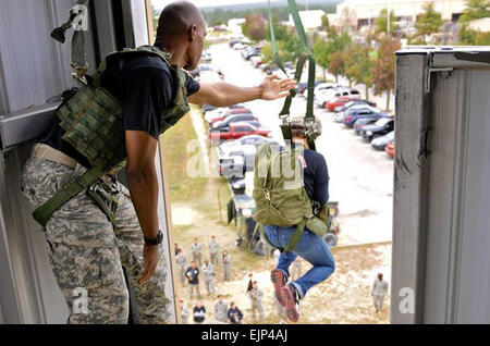 Ein Fallschirmjäger Ehepartner springt aus dem 34-Fuß-Turm an der Advanced Airborne School für die 407th Brigade Support Battalion 2nd Brigade Combat Team, 82nd Airborne Division GI Ehepartner Tag statt in Fort Bragg, N.C., Okt. 10.  Sgt. William Reinier, 2/82 PAO Stockfoto