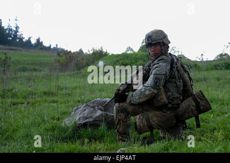 U.S. Army CPL. Armando D. Butler, ein Fallschirmjäger zugewiesen, 2. Bataillon, 503. Infanterieregiment, 173. Infantry Brigade Combat Team in der Luft, zieht hinten Sicherheit während des Trainings ein scharfer Munition während des Trainings Rock Beweis in Postonja, Slowenien, 28. April 2014. Himmel-Soldaten sind hier für eine zweiwöchige training Übung mit ihren Partnern aus der slowenischen Armee 10. Bataillon. Foto von US Army Staff Sgt Pablo N. Piedra / veröffentlicht Stockfoto