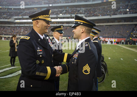 US Army Chief Of Staff General Raymond T. Odierno und Sgt. Major Raymond F. Chandler III, Sergeant der Armee, schütteln sich die Hände mit Preisträger im Rahmen einer Feierstunde in Anerkennung der Tapferkeit in irakischen Operationen und Enduring Freedom bei der 113. Army vs. Navy Fußballspiel 8. Dezember 2012, in Philadelphia, Pennsylvania USA Army Staff Sgt. Teddy Wade Stockfoto