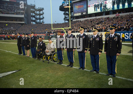 US Armee-Kampf-Veteranen geehrt, während der Zeremonie in Anerkennung der Tapferkeit in irakischen Operationen und Enduring Freedom bei der 113. Army vs. Navy Fußballspiel 8. Dezember 2012, in Philadelphia, Pennsylvania USA Army Staff Sgt. Teddy Wade Stockfoto