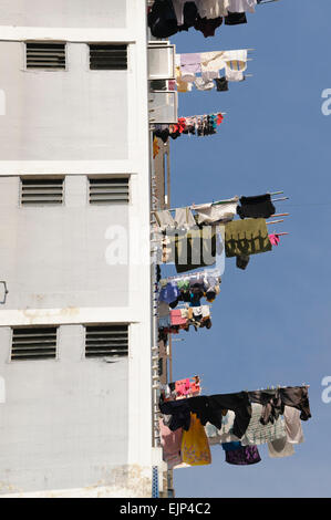 Zum Trocknen von Kleidung in einigen Haushalten Singapurs müssen die Kleidungsstücke aus dem flachen Fenster des Gehäuses an einem Bambusstock aufgehängt werden. Stockfoto