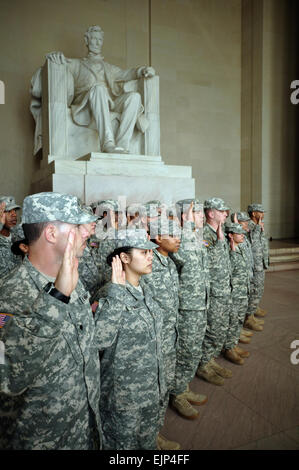 Soldaten aus dem 7. spezielle Truppen Bataillon, 7. Sustainment Brigade, JBLE austragen 1. März 2012 am Lincoln Memorial in Washington, D.C. Stockfoto