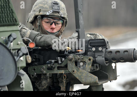 US Army Spc Justin Barnett, ein Fallschirmjäger zugewiesen 1. Geschwader in der Luft, 91. Kavallerieregiment, 173. Infantry Brigade Combat Team in der Luft, lädt eine.50 Kaliber-Maschine Gewehr während eines Trainings von scharfer Munition Zug-Ebene bei der 7. Armee gemeinsame multinationale Ausbildung des Befehls Grafenwöhr Truppenübungsplatz, Deutschland, 4. Februar 2014.  Visuelle Informationen Spezialist Markus Rauchenberger/freigegeben Stockfoto