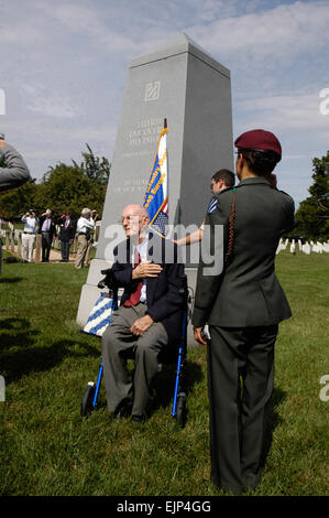 Im Ruhestand Generalmajor Lloyd B. Ramsey salutiert während der Verlegung Kranzniederlegung am 3. Infanterie-Division Memorial während der Operation Dragoon Zeremonien auf dem Arlington National Cemetery, 5. August 2009. Ramsey war instrumentell, wenn immer das Denkmal gemacht und in Arlington Staatsangehörig-Kirchhof.          Zeremonie ehrt vergessene Tierärzte der "Operation Dragoon" /-news/2009/08/13/25994-ceremony-honors-forgotten-vets-of-operation-dragoon/ Stockfoto