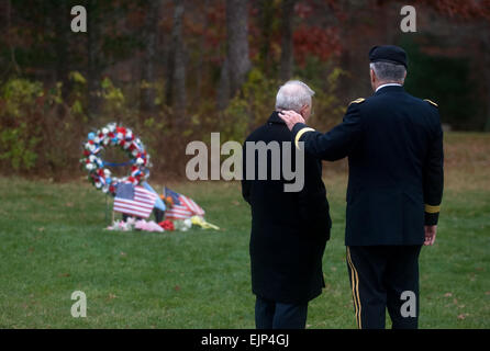 Paul Monti, Vater der Ehrenmedaille Empfänger Jared C. Monti und Army Chief Of Staff General George W. Casey Jr., Stand in der Nähe von Sgt 1. Klasse Monti Grabstätte am Veterans Day bei der Messe nationale Zeremonie in Bourne, 11. November 2009.  SFC Jared C. Monti wurde posthum die landesweit höchste Auszeichnung für Tapferkeit, die Medal Of Honor verliehen.  Armee-Foto von D. Myles Cullen veröffentlicht Stockfoto