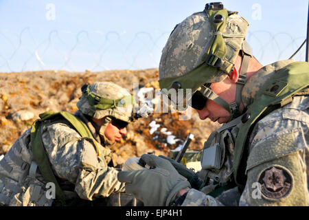 US Armee Sgt. Skyler Rose rechts und Spc. Joshua Phan, sowohl mit Eisen-Truppe, 3. Staffel, 2. Kavallerie-Regiment, zusammenarbeiten, um eine Unmanned Aerial System während einer Übung 16. März 2013, Hohenfels, Deutschland zu kontrollieren. Das Regiment führt eine Mission Bereitschaft Übung entwickelt, um Truppen für eine baldige Entsendung nach Afghanistan vorzubereiten. US Army Spc. Joshua Edwards Stockfoto