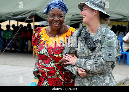 Major Angie Allmer von Jamestown N.D, eine Krankenschwester mit der North Dakota National Guard staatliche medizinische Abteilung in Bismarck, hilft ein Kinshasa, demokratische Republik Kongo wohnhaft sind, um die medizinischen Wartebereich Sept. 14.  Allmer ist Teil des MEDFLAG 10, eine gemeinsame medizinische Übung mit medizinischen US-Militärpersonal und die Streitkräfte der Demokratischen Republik Kongo, die lokale Bevölkerung humanitäre Hilfe bereitzustellen. Stockfoto