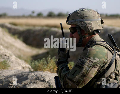 US Army 2nd Lt. Jeffrey Buchheim, zugewiesen, 3rd Platoon, Unternehmen B, 2. Bataillon, 2. Infanterie-Regiment, 3rd Brigade Combat Team, 1st Infantry Division, Task Force Duke, gebürtig aus Runnemede, N.J., Anfragen Unterstützung durch eine explosive Verordnung Entsorgung team nach der Suche nach einem improvisierten Sprengsatz in Jamal, Afghanistan Juni 29. Die IED wurde hatte ca. 20 Pfund hausgemachte Sprengstoff drin und zu zünden, wenn jemand auf sie trat.  Staff Sgt Andrew Guffey Stockfoto