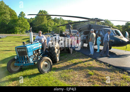 Mitglieder von Tennessee Army National Guard Hilfe entladen Essen und Wasser von den Bewohnern der Cheatham County, Tennessee, 5. Mai 2010, nach Überschwemmungen von Regen. Die Soldaten sind das 1. Bataillon, 230. Air Cavalry Squadron zugewiesen.  Capt Darrin Haas Stockfoto
