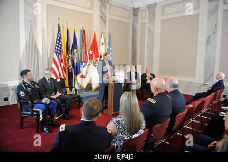 US-Senator Tom Udall führt der New-Mexico-Delegation eine Entschließung zu Ehren der Tapferkeit und Heldentum der Armee Sgt. 1. Klasse Leroy Arthur Petry 13. September 2011 auf dem Kapitol in Washington D.C. Petry ein Santa Fe native ist, die Congressional Medal Of Honor für seinen mutigen Taten während erhalten, Operationen in Afghanistan in 2008 zu bekämpfen. Anwesend war Hon. Joseph Westphal, unter Secretary Of The Army und US Army General Raymond T. Odierno, 38. Stabschef der Armee.   Staff Sgt Teddy Wade Stockfoto