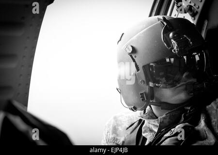 Fallschirmjäger, 3. Staffel, 73. Kavallerie-Regiment, 1st Brigade Combat Team, 82nd Airborne Division zugewiesen führen eine Nachschub Mission, Okt. 2, zur Unterstützung der Bodentruppen während ihre Feld-Übung im Uwharrie National Forrest, N.C Die Nachschub-Mission unterstützt Truppe D, 3. Sqdrn, 73. CAV Regt. mit dringend benötigte medizinische Versorgung und Nahrung für die Fallschirmjäger auf dem Boden. Die Fallschirmjäger transportiert mehr als 2.500 Pfund Ladung.   Sgt. Juan F. Jimenez, 1BCT, 82. ABN DIV PAO Stockfoto