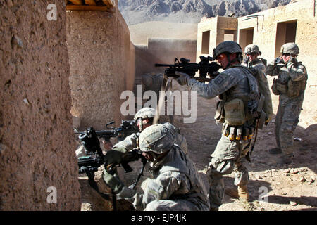 US-Soldaten mit 3rd Platoon, Alpha Company, 1. Bataillon, 503. Infanterieregiment, 173rd Airborne Brigade Combat Team engagieren, dass feindliche Kombattanten in Chak Bezirk, Provinz Wardak, Afghanistan, 25. September 2010.  PFC. Donald Watkins Stockfoto