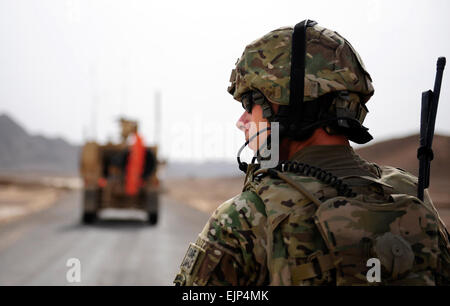 US Army National Guard Staff Sgt Joshua White, Mitglied Sicherheitstruppe provinzielle Rekonstruktion Team Farah, zieht Sicherheit während einer Straße-Bewertung-Mission in der Provinz Farah, Afghanistan 9 Mai. SECFOR besteht aus Nationalgarde Infanteristen aus Alaska, die verantwortlich für die Gewährleistung der Sicherheit aller, FOB Farah zugewiesen sind. PRT Farah ist eine Einheit von Soldaten, Matrosen und Flieger arbeitet mit verschiedenen Regierungs- und Nichtregierungs-Behörden beauftragt mit Erleichterung der Steuerung und Stabilität in der Region von Arbeiten hand in hand mit lokalen Beamten und der Regierung der islamischen Republik Stockfoto