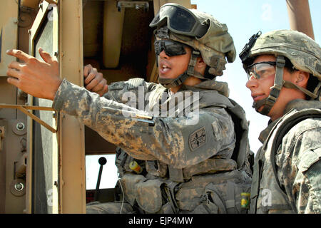 Den besten Weg, eine Straße durch Regenfälle in der Nähe der Grenze zu Irak-Iran, 23. September 2009 beschädigt reparieren diskutieren US Army Spc. Andrew Beeson, rechts, und Pfc. Nicolas Blazak. Beeson und Blazak sind Unternehmen C, 9. Engineer Battalion zugeordnet.    Staff Sgt Brien Vorhees Stockfoto