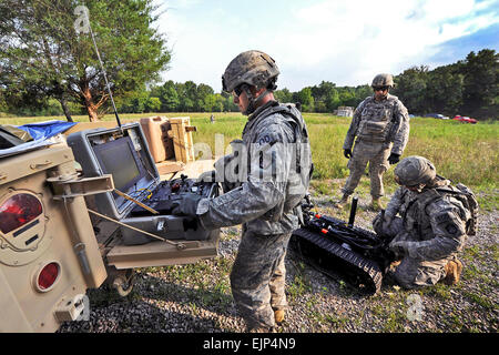 Teamleiter, Staff Sgt Frank Rodriguez, 22. chemischen Bataillon, Aberdeen Proving Ground, Md.center, verleiht Richtung Teammitglieder, Sgt. Matthew Eldridge rechts und Sgt. Jerred Keeton links wie sie E.O.D. Roboter für Fahrzeug getragen improvisierte Explosive entwickeln V.B.I.E.D. Übung vorbereiten.  Staff Sgt Rodriguez und Team sind in die Explosive Ordnance Entsorgung Team of the Year Wettbewerb abgeschlossen.  Die Konkurrenz war von Aberdeen Proving Ground 20. Unterstützung Befehl CBNRE gehostet und vom 13.-17. August im ft. Knox, Kentucky statt.  DOD Marv Lynchard Stockfoto