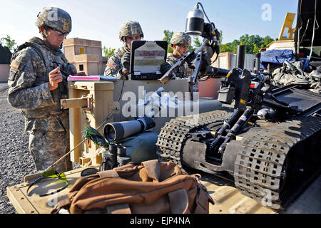 Soldaten bereiten Sie ihre Ausrüstung für einen Test während der 20. Unterstützung Befehl CBRNE Explosive Ordnance Entsorgung Team of the Year Wettbewerb 16. September 2012 in Fort Knox, Kentucky Von links sind Sgt. Matthew Bagley, Staff Sgt Christopher Thompson und Staff Sgt Josue Sandoval. DoD-Foto von EJ Hersom Stockfoto