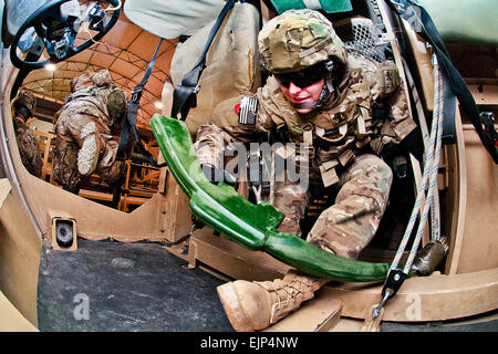 Ersten Lt. Hannah Rosenthal, ein Fallschirmjäger mit der 82nd Airborne Division 1st Brigade Combat Team, tritt einen gekippte Fahrzeug Überschlag Simulator mit einem Schaum-Trainingswaffe 26. März 2012, an Bagram Air Field, Afghanistan.  Soldaten im Land Praxis egressing zwischen drei Arten von häufig gebrauchten Fahrzeugen anreisen.  Sgt. Michael J. MacLeod Stockfoto