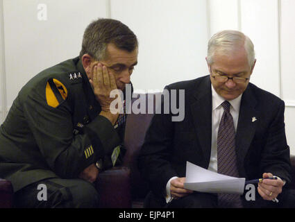 US-Verteidigungsminister Robert M. Gates, Bewertung Recht und Senior Military Assistant Secretary Of Defense Armee Generalleutnant Peter Chiarelli Verteidigung Fragen während einer Intensivsitzung von North Atlantic Vertrag Organisation NATO Summit Bucharest in Bukarest, Rumänien, 3. April 2008. Verteidigungsminister und andere Führer der Welt werden für den dreitägigen Gipfel Neuzugänge in NATO, ihre Rolle in Afghanistan und eine Vielzahl von anderen internationalen Themen diskutieren gesammelt.  Techn. Sgt Jerry Morrison, US Air Force. Stockfoto