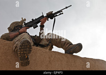 US Armee Sgt. Austen Clair von Juneau, Alaska, zugewiesene 2nd Platoon, Action Company, 2. Bataillon, 5. Infanterie-Regiment, 3rd Brigade Combat Team, 1. US-Panzerdivision, Fort Bliss, Texas, scannt seine Sektor von einem Dach in der Chingay Dorf, Sayed Abad District, Provinz Wardak, Afghanistan, 21. November 2011. Das Ziel der Operation Aktion zwei war, Beziehungen mit der lokalen Bevölkerung zu verstärken und Aufständischen Bewegungsfreiheit im Bereich verweigern. Stockfoto