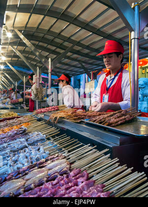 Stände mit Essen, Donganmen Nacht Lebensmittelmarkt in der Nähe von Wangfuging Dajie, Peking, China Stockfoto