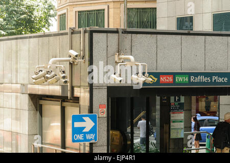 CCTV-Überwachungskameras am Eingang zum Raffles Place MRT-Station, Singapur. Stockfoto