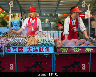 Essensstände, Donganmen Nacht Lebensmittelmarkt in der Nähe von Wangfuging Dajie, Peking, China Stockfoto