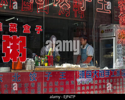 China, Beijing, traditionelles Essen neben neugebauten historisch Themen traditionelle Straße für Touristen am Qianmen Stockfoto