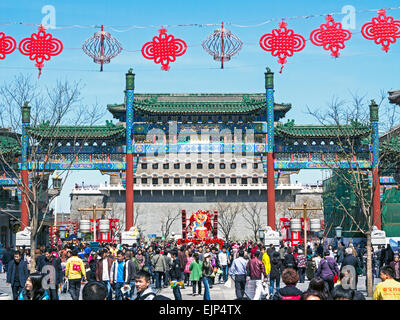 China, Beijing, kunstvollen traditionellen chinesischen Tor mit Zhengyangmen Gatter an der neu restaurierten Qianmen Street nach hinten Stockfoto